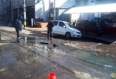 Explotó cloaca de Essap en zona del Mercado de Luque •