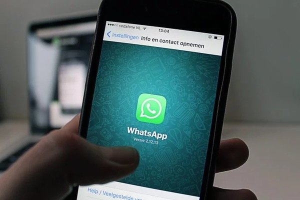 Crónica / Pechean plata por el WhatsApp ajeno ra’e
