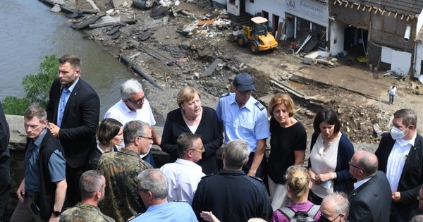 La Nación / Merkel recorre zona de inundaciones, que dejan más de 180 muertos en Europa