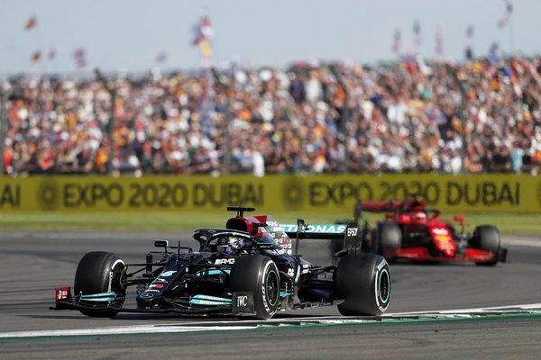 Controversial victoria de Hamilton en Silverstone luego de un polémico choque con Verstappen