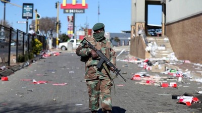 Suben a 3.407 los detenidos en Sudáfrica por los disturbios y saqueos masivos | El Independiente