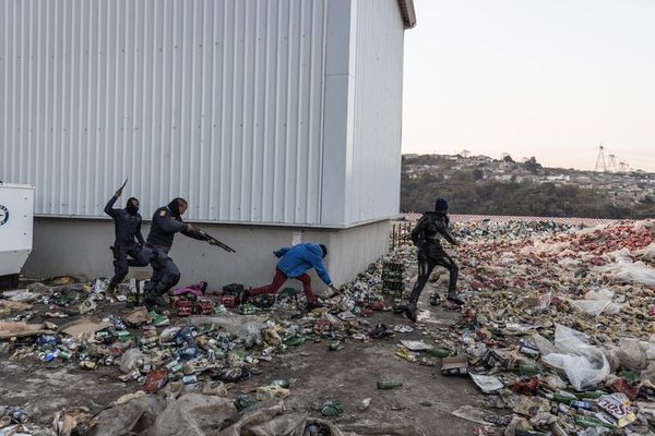 Sudáfrica: suben a 3.407 los detenidos por disturbios y saqueos masivos - Mundo - ABC Color