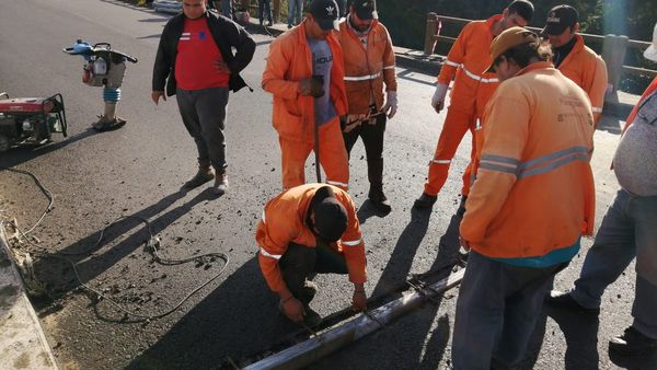 MOPC repara bache tras accidente de tránsito en Paraguarí