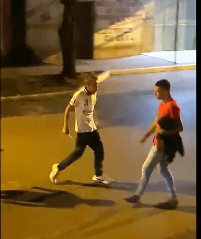 Ex convicto AMENAZO con CUCHILLOS a varios jóvenes en FRANCO