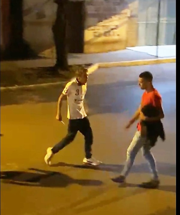 Ex convicto AMENAZO con CUCHILLOS a varios jóvenes en FRANCO