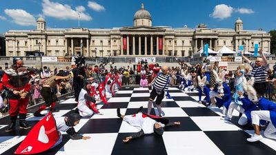 Inglaterra levanta restricciones pese al aumento de casos