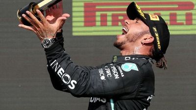 Hamilton  arremete con polémico triunfo