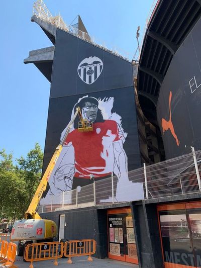 “Lobo” Diarte, en  mural del  Valencia - Fútbol - ABC Color