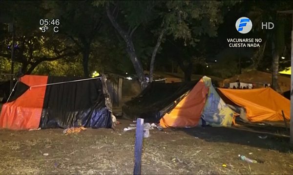 Indígenas sufren intenso frío en plaza de Asunción | Telefuturo