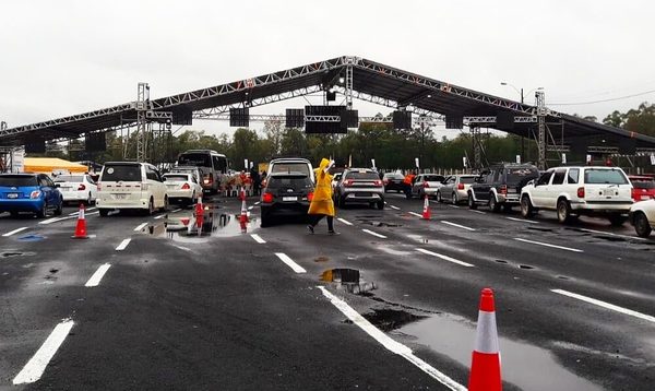 Vacunan a los de 35 cumplidos en adelante y a trabajadores y universitarios priorizados