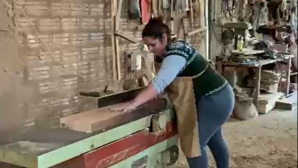 Mirta, la carpintera valé de Capitán Miranda que ayuda a su familia