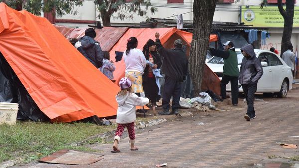 Indígenas desalojados de sus tierras pasan frío en plaza de Asunción