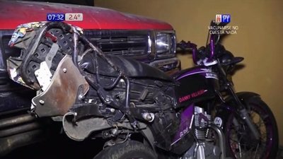 Motociclista muere arrollado por camión tras ser rozado por auto que esquivó bache | Noticias Paraguay
