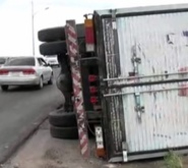 Camión vuelca tras huir de control aduanero - Paraguay.com