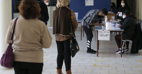La Nación / Elecciones en Chile: candidatos de nueva generación y centristas ganan primarias presidenciales