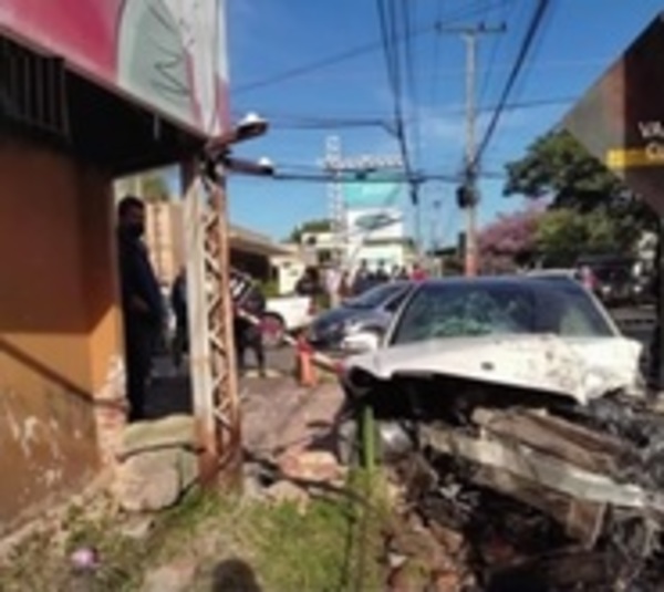 Cámara capta violento choque sobre Mariscal López - Paraguay.com