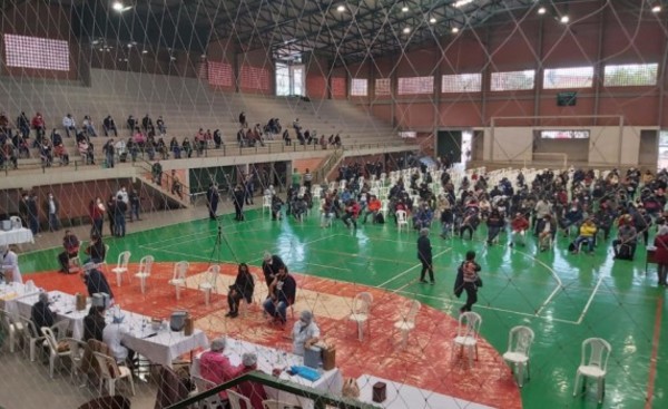 Amplían horario de vacunación hasta las 22 en el Polideportivo de CDE