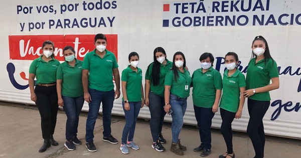 La Nación / Cadena Farmacenter brinda apoyo en centro de vacunación masiva a través de sus profesionales