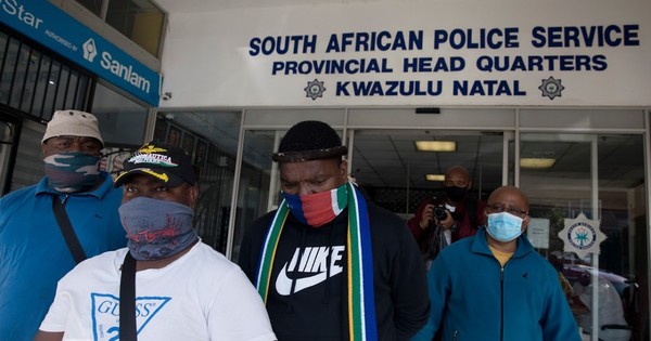 La Nación / Tras ola de violencia, se reanuda el juicio contra Zuma en Sudáfrica