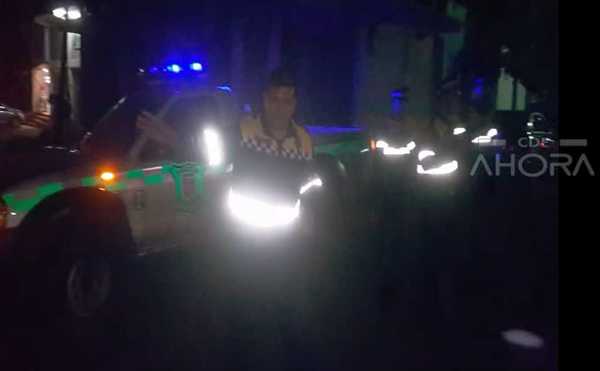 Policía Municipal de CDE “BLOQUEA” importante avenida para que BORRACHOS tomen CERVEZA