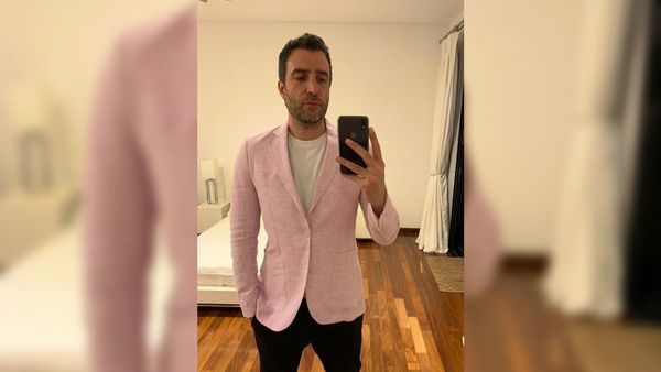 Embajador se tomó una foto con su saco rosa para complacer a seguidora