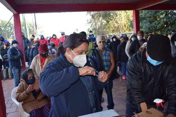 Gran afluencia de personas en vacunatorio de Carapeguá - Nacionales - ABC Color