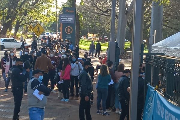 Desorden y aglomeración en entradas de vacunatorios