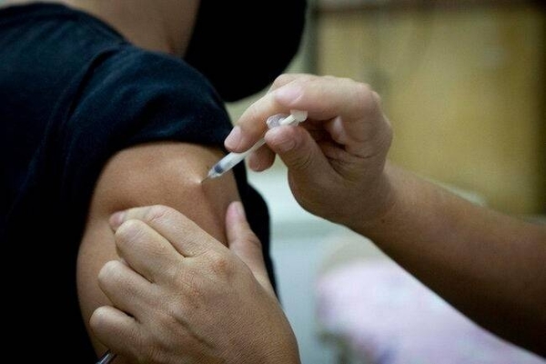 Diario HOY | Vacunación a personas de 20 a 34 años: casi el triple aún no se ha registrado para vacunarse