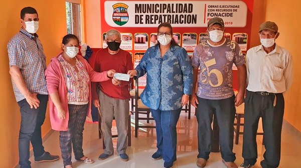 Repatriación: Intendenta entregó aportes a comisiones de agua - Noticiero Paraguay