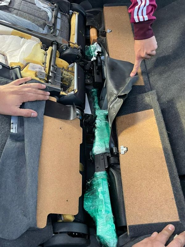 Aduanas: hallan arma de fuego escondida en un automóvil - Nacionales - ABC Color