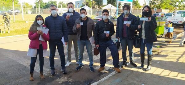 Más de 500 estudiantes de Salud de la UNA al fin accedieron a las vacunas anticovid-19 - Nacionales - ABC Color