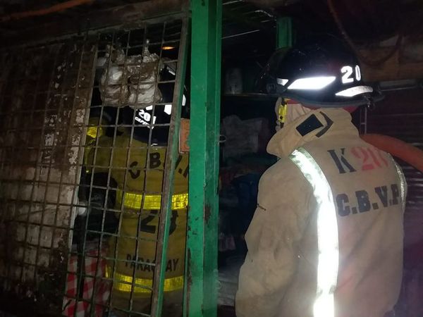 Principio de incendio en casilla del Mercado 4 - Nacionales - ABC Color
