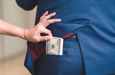 Crónica / “Se despertó y no encontró su plata”, he’i poli