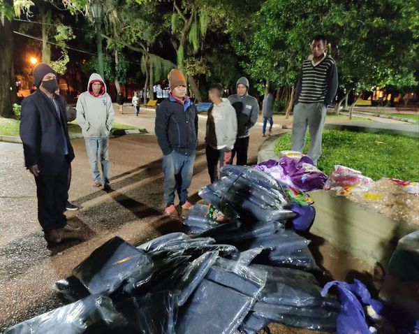 Funcionarios del Ministerio de la Niñez de la Adolescencia asisten a indígenas en la Plaza Uruguaya - Nacionales - ABC Color