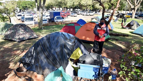 Familiares de pacientes soportan el frío bajo carpas en el IPS