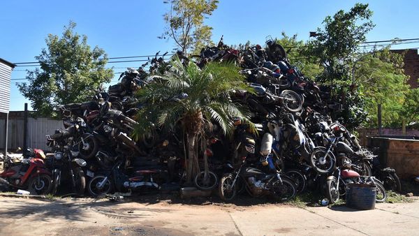 Motos demoradas forman parte de  montaña de chatarra en corralones