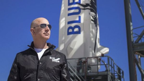 Jeff Bezos viaja al espacio a bordo de su nave de Blue Origin con pasajeros que harán historia