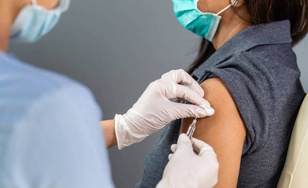 Diario HOY | Más de 600 estudiantes de medicina recibieron la primera dosis anticovid