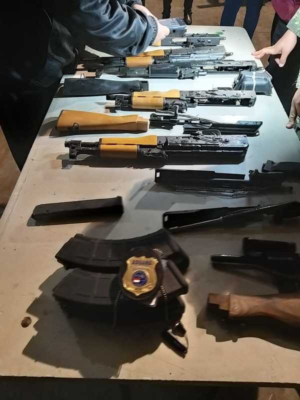 Incautan armas de guerra en vehículo importado - Judiciales.net