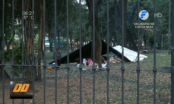 Indígenas Ava Guaraní enfrentan el frío en plaza de Asunción | Telefuturo