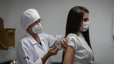 Vacunación de adolescentes: lista de patologías de base es casi la misma que la de adultos