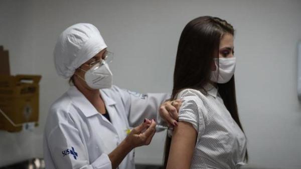 Vacunación de adolescentes: lista de patologías de base es casi la misma que la de adultos