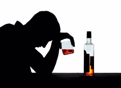 Cómo cambia la vida social cuando dejas el alcohol | El Independiente