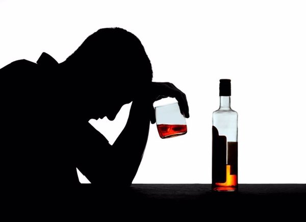 Cómo cambia la vida social cuando dejas el alcohol | El Independiente