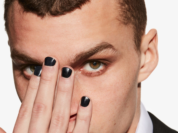 Las uñas pintadas, una tendencia que impone el nuevo estilo en hombres | El Independiente