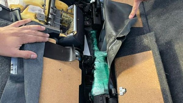 Aduanas detecta armas de guerra dentro de un vehículo importado