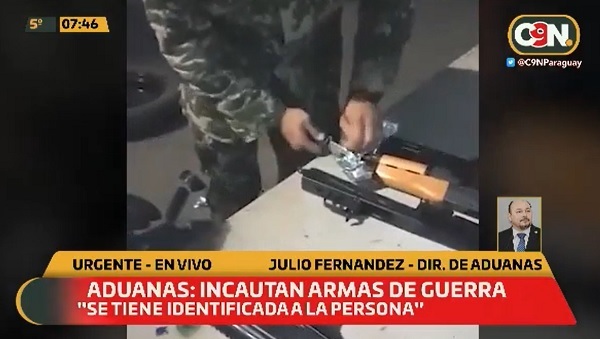 Hallan cinco AK-47 en un vehículo importado