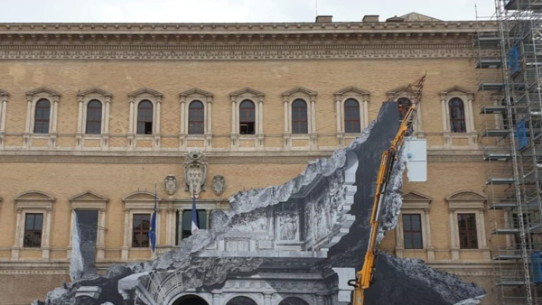 Artista "raja" palacio renacentista de Roma con una ilusión óptica