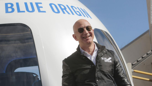 Jeff Bezos culmina con éxito el vuelo con tripulantes de la nave de Blue Origin