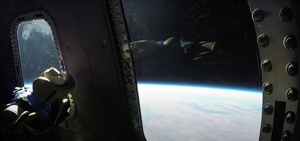 Jeff Bezos realizó con éxito el primer vuelo al espacio con la nave New Shepard